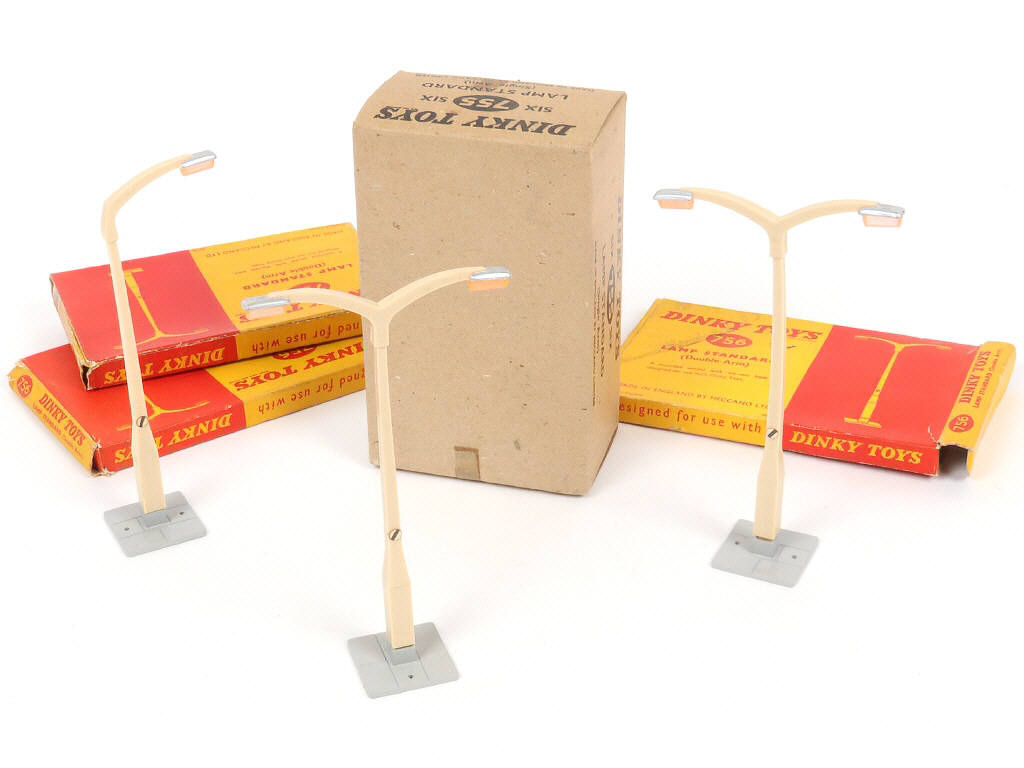 Lot 233 - DINKY TOYS (GB) (4)