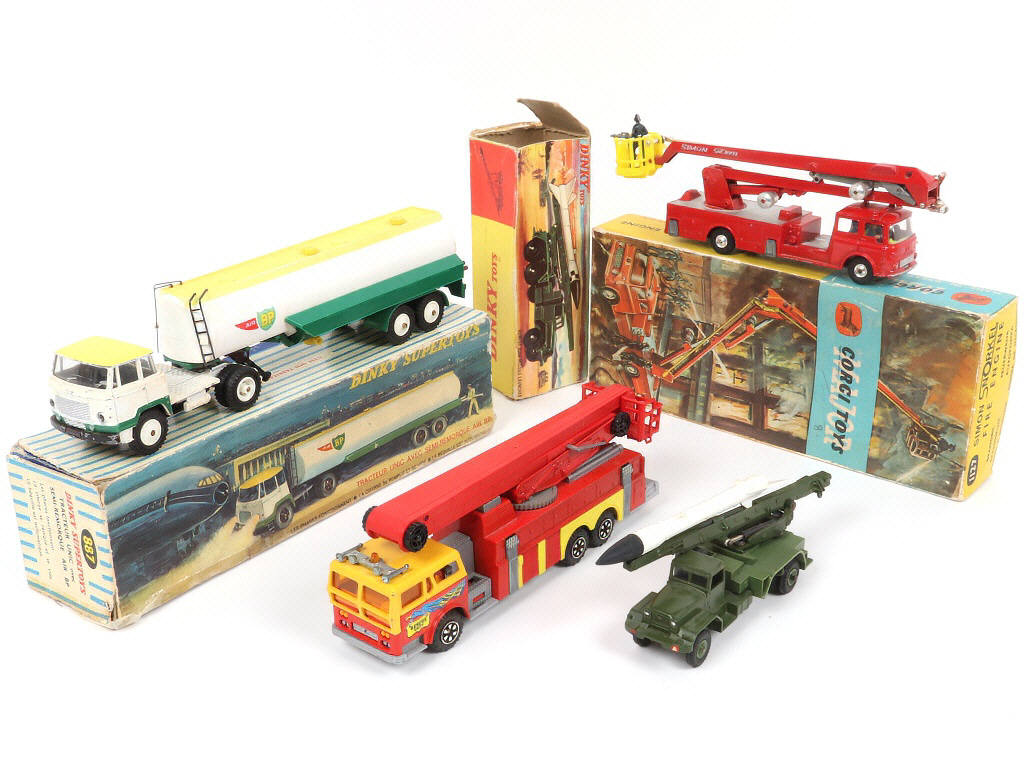 Lot 59 - DIVERS (4)