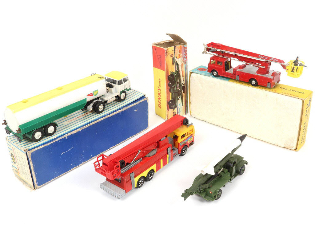Lot 59 - DIVERS (4)