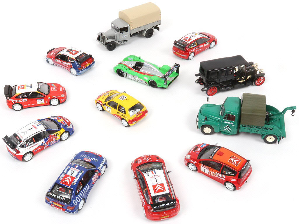 Lot 73 - DIVERS (12)