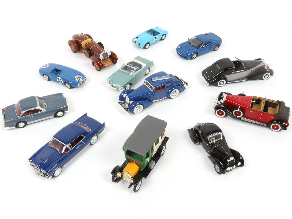 Lot 77 - DIVERS (12)
