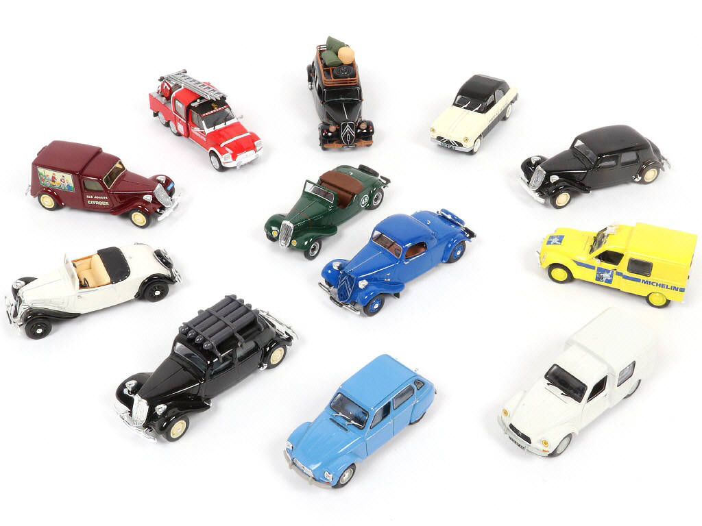 Lot 80 - DIVERS (12)