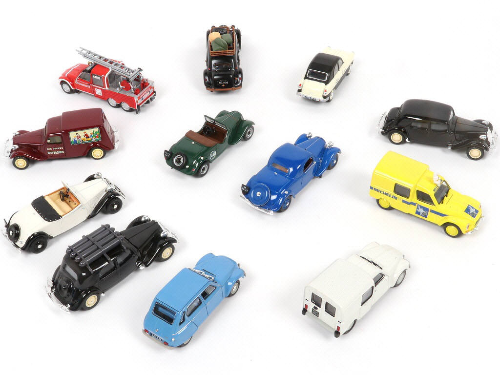 Lot 80 - DIVERS (12)