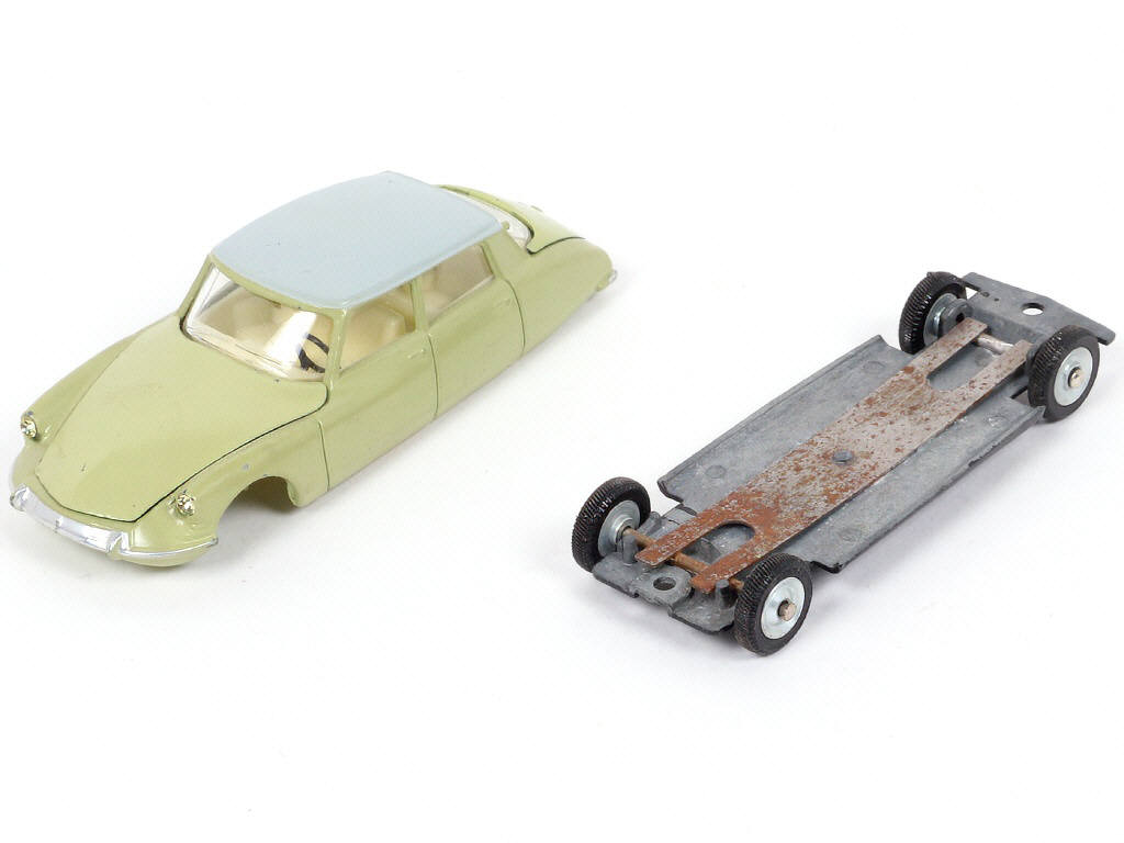 Lot 246 - DINKY TOYS (FRANCE) (1)