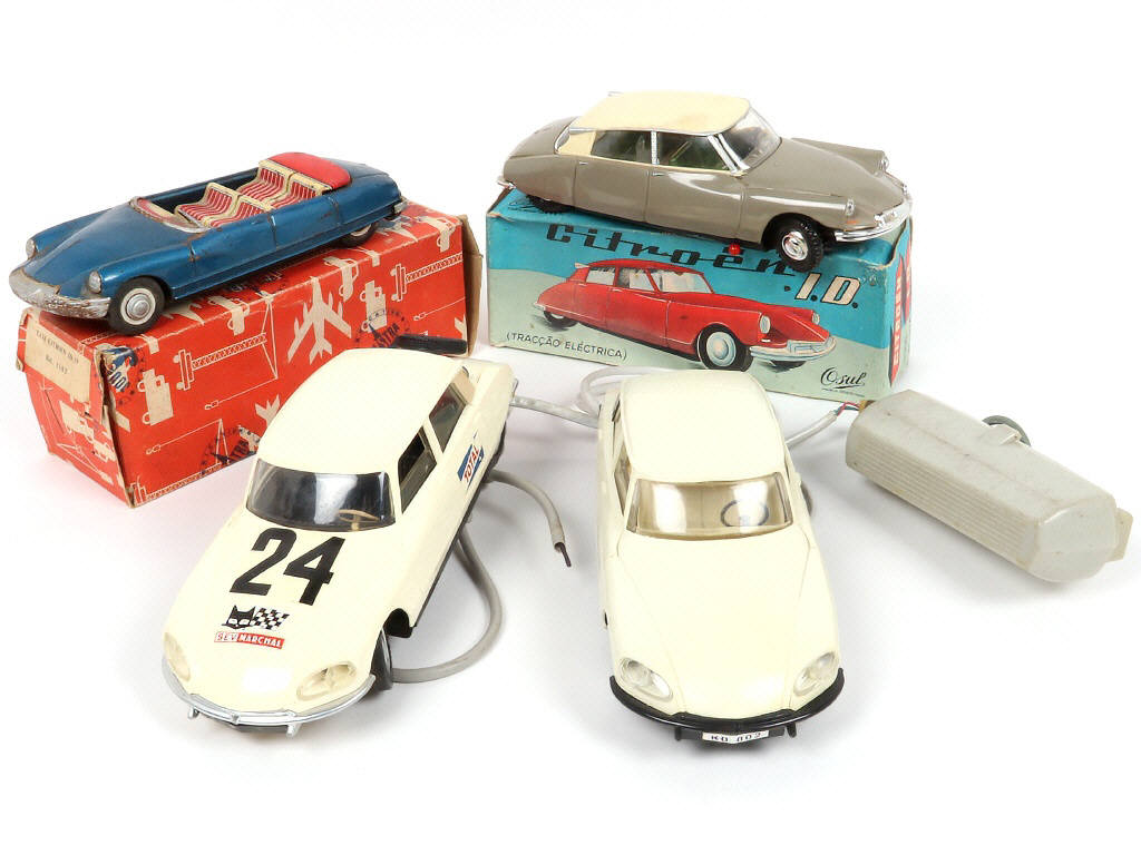 Lot 11 - DIVERS (4)