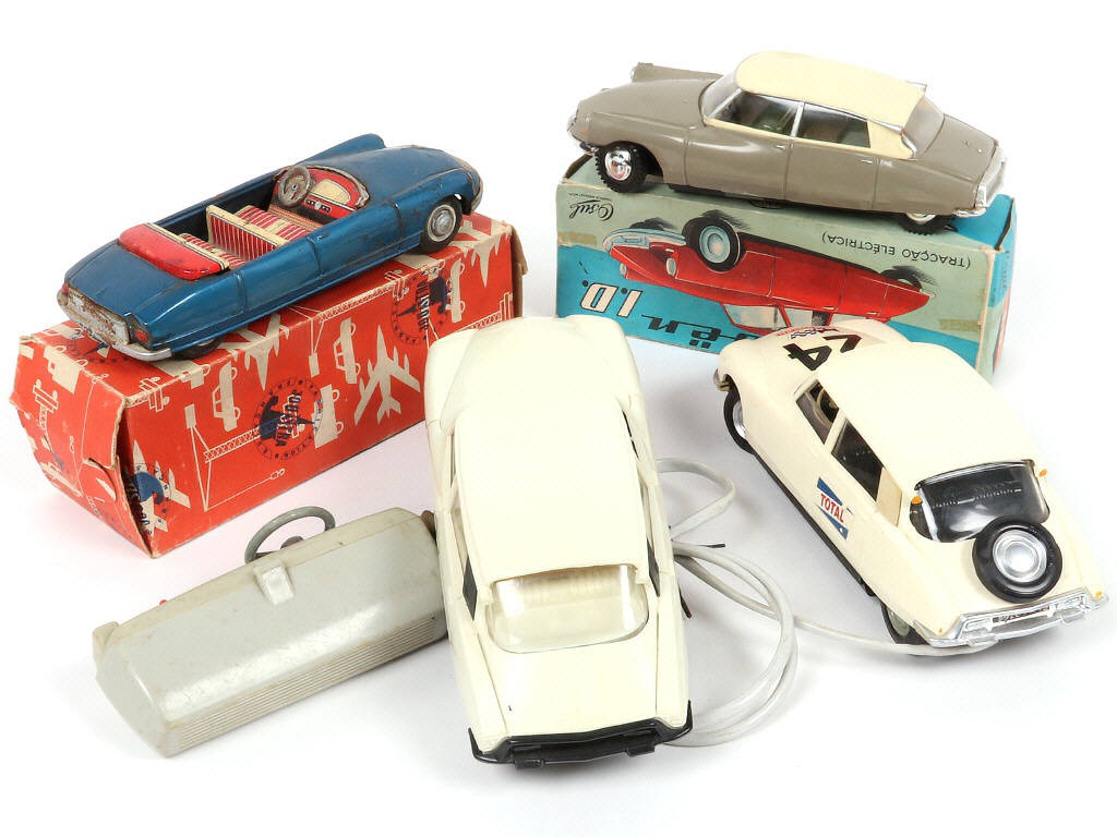 Lot 11 - DIVERS (4)