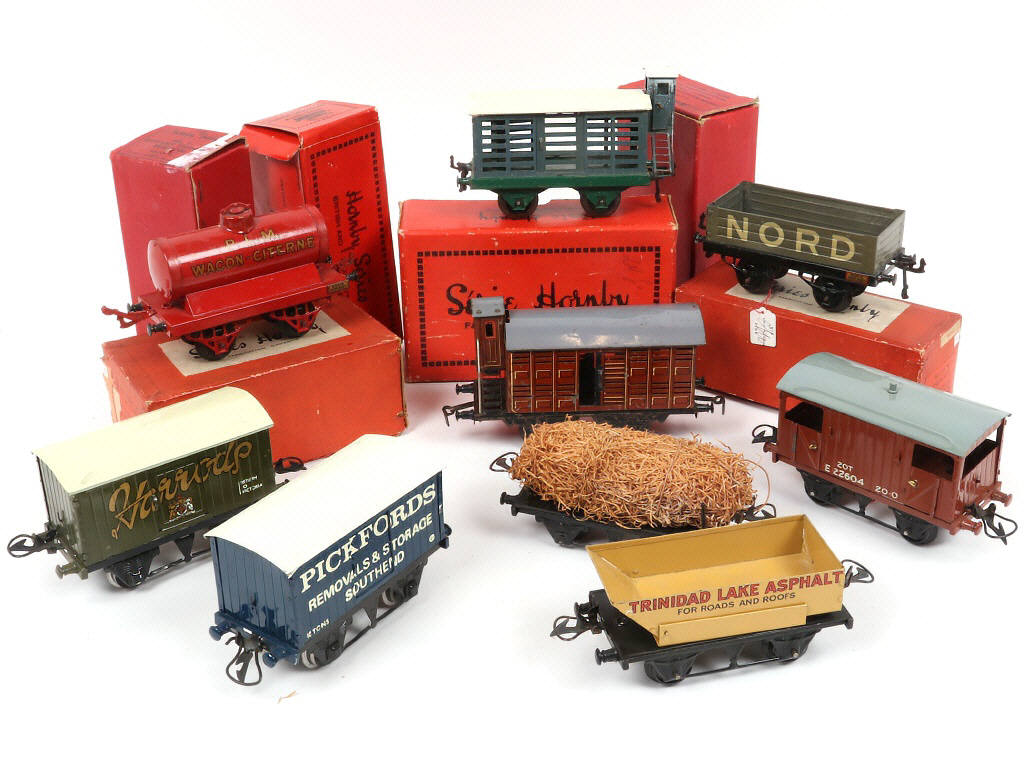 Lot 39 - HORNBY (9)
