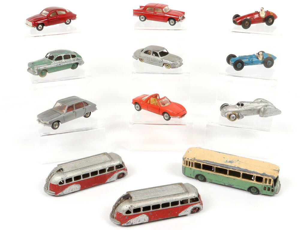Lot 339 - DINKY TOYS (12)