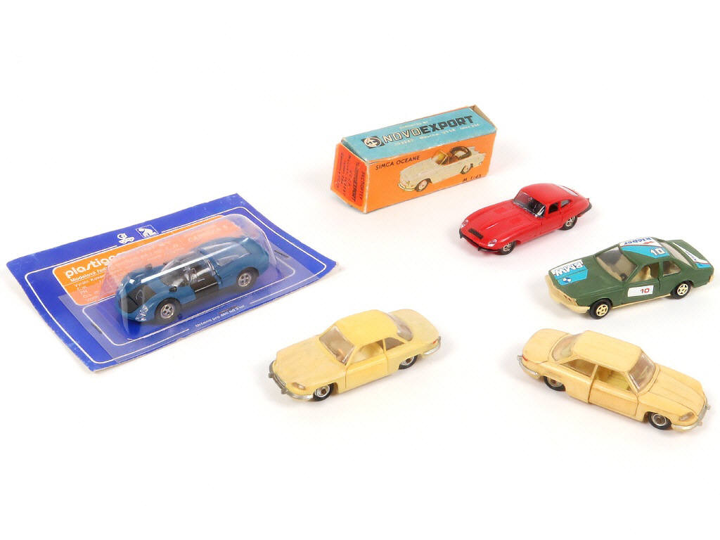 Lot 52 - DIVERS (5)