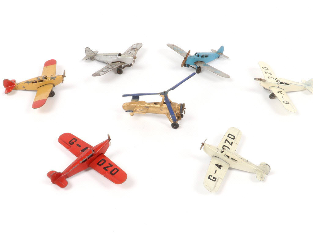 Lot 330 - DINKY TOYS (7)