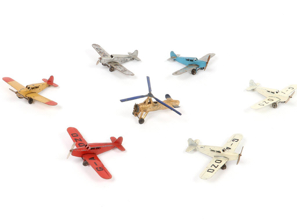 Lot 330 - DINKY TOYS (7)