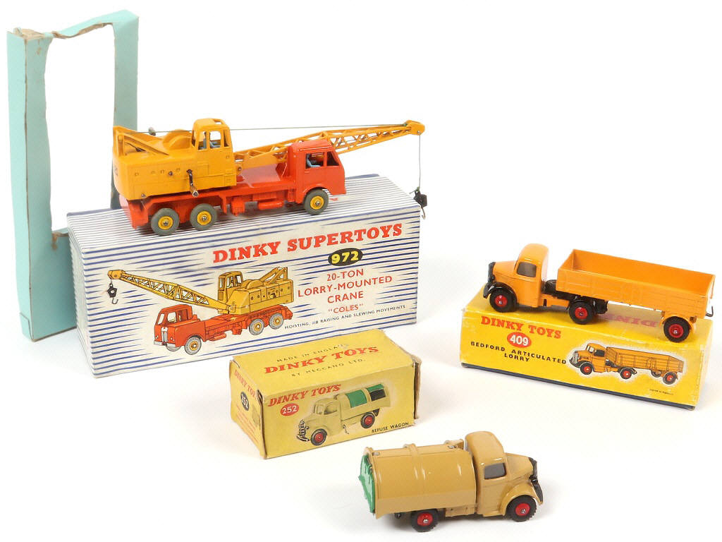 Lot 260 - DINKY TOYS (GB) (3)