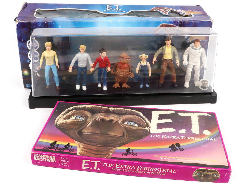 Lot 144 - DIVERS (2)