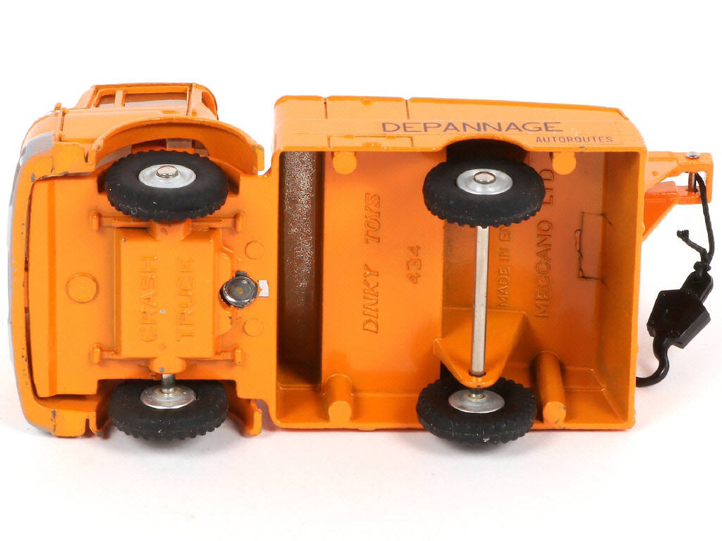 Lot 352 - DINKY TOYS (FRANCE) (1)