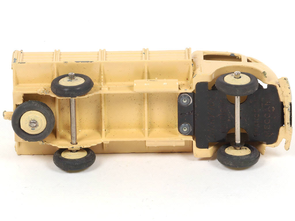 Lot 352 - DINKY TOYS (FRANCE) (1)