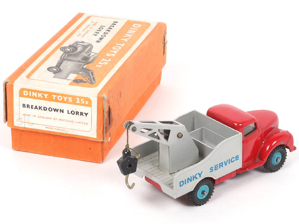 Lot 405 - DINKY TOYS (GB) (1)