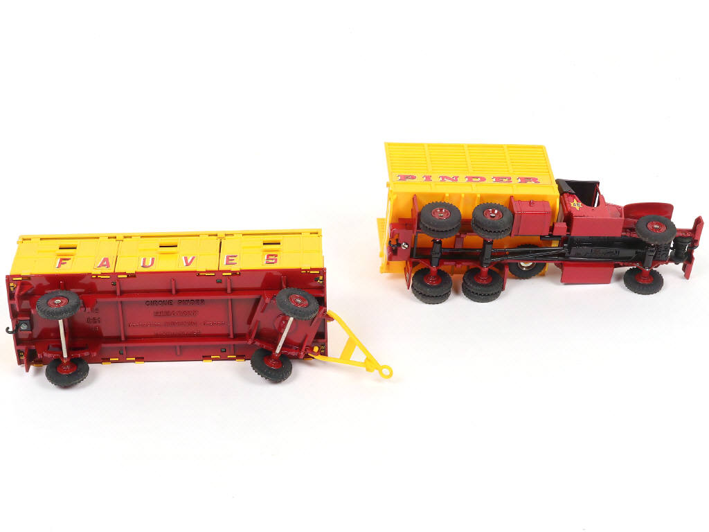 Lot 373 - DINKY TOYS (FRANCE) (1)