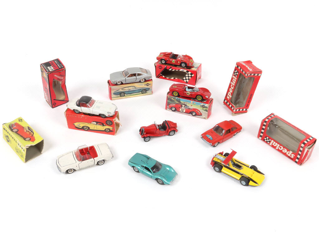 Lot 32 - DIVERS (10)