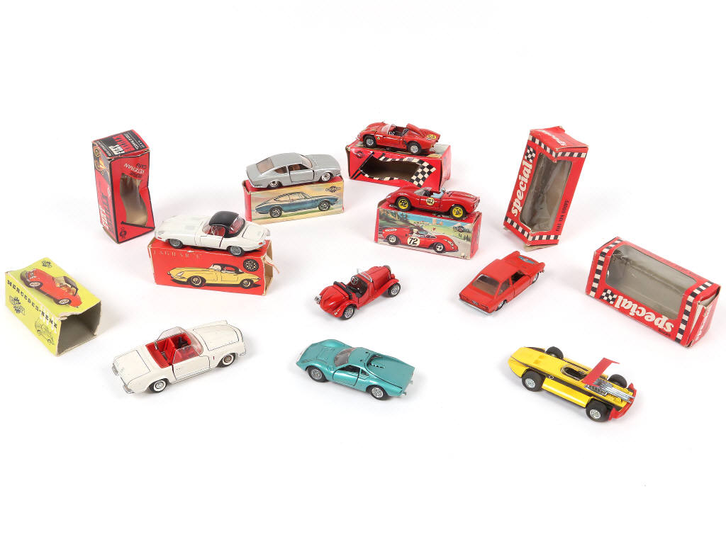 Lot 32 - DIVERS (10)