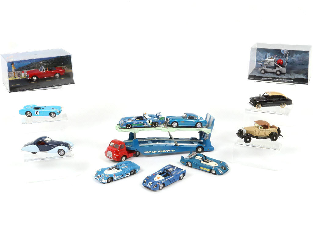 Lot 61 - DIVERS (12)