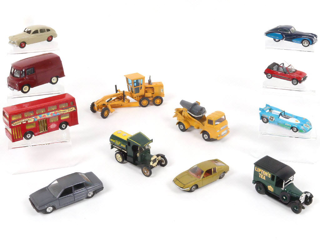 Lot 59 - DIVERS (12)