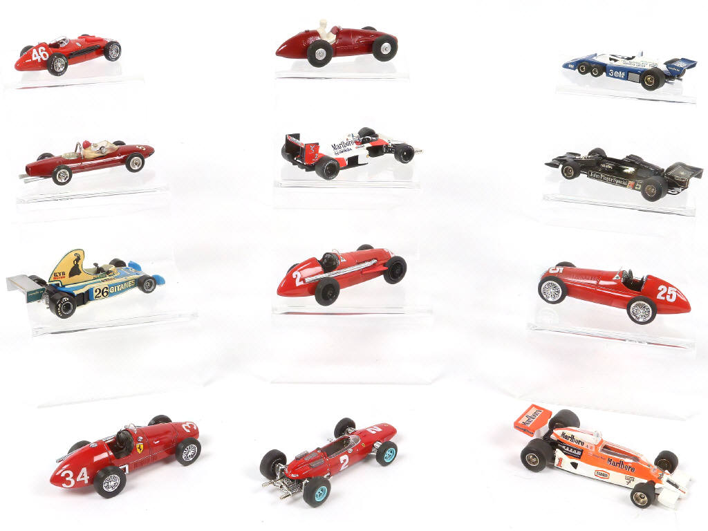 Lot 60 - DIVERS (12)
