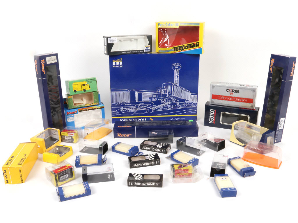 Lot 72 - DIVERS (35)