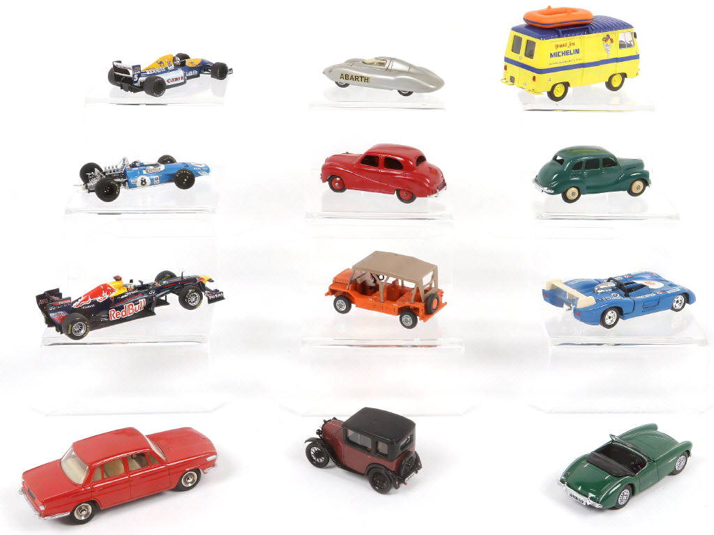 Lot 62 - DIVERS (12)