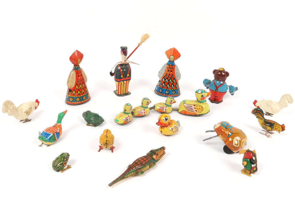 Lot 19 - DIVERS (16)