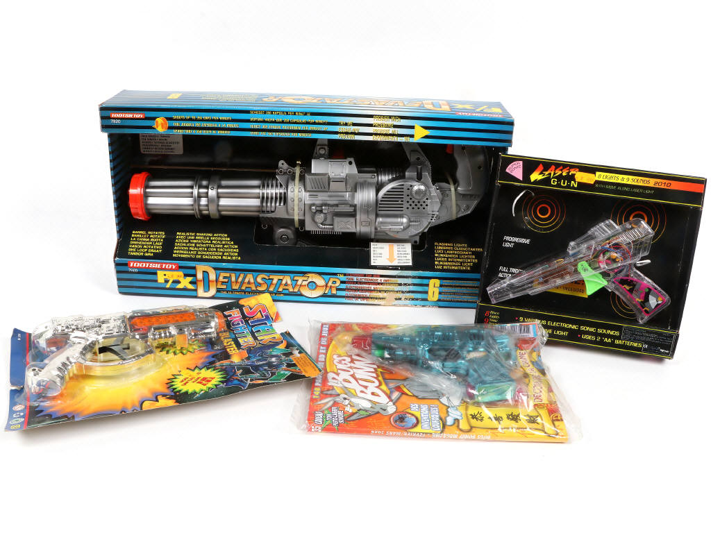 Lot 137 - DIVERS (4)