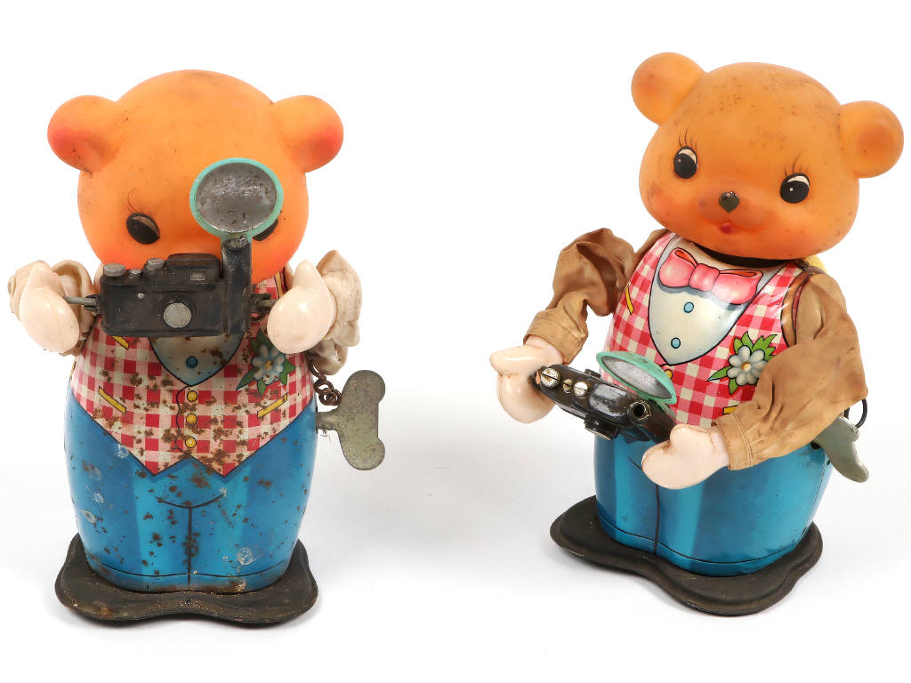 Lot 121 - DIVERS (2)