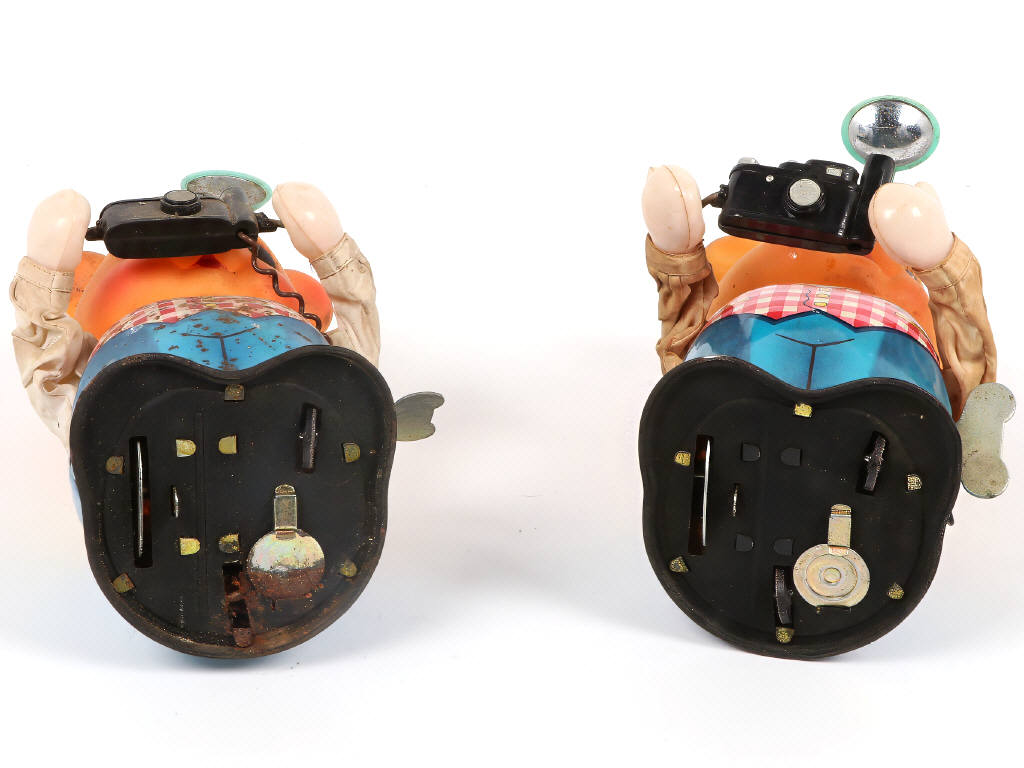 Lot 121 - DIVERS (2)