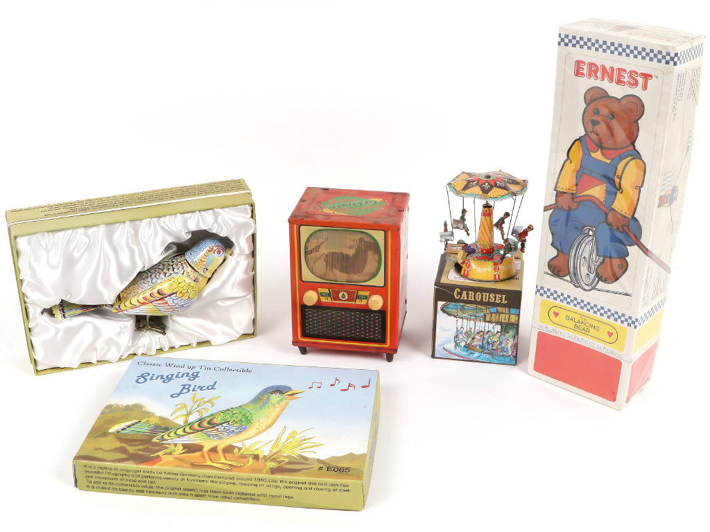 Lot 125 - DIVERS (4)