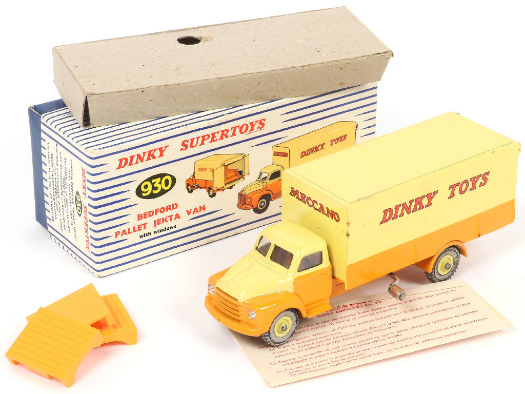 Lot 230 - DINKY TOYS (GB) (1)