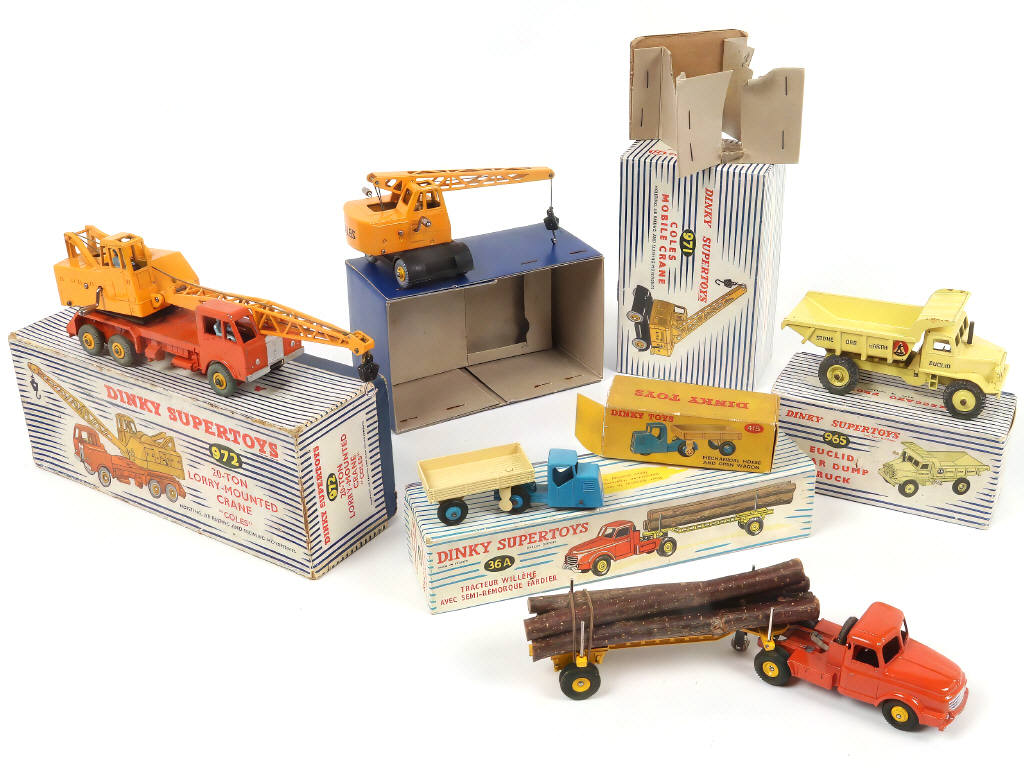 Lot 312 - DINKY TOYS (5)