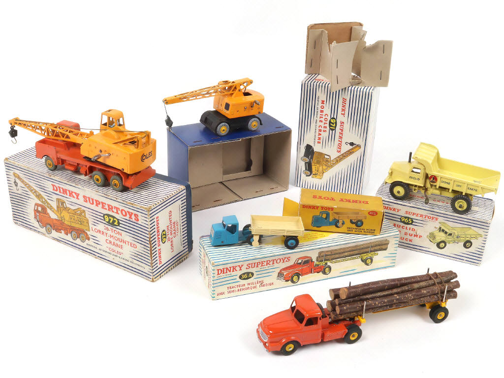 Lot 312 - DINKY TOYS (5)