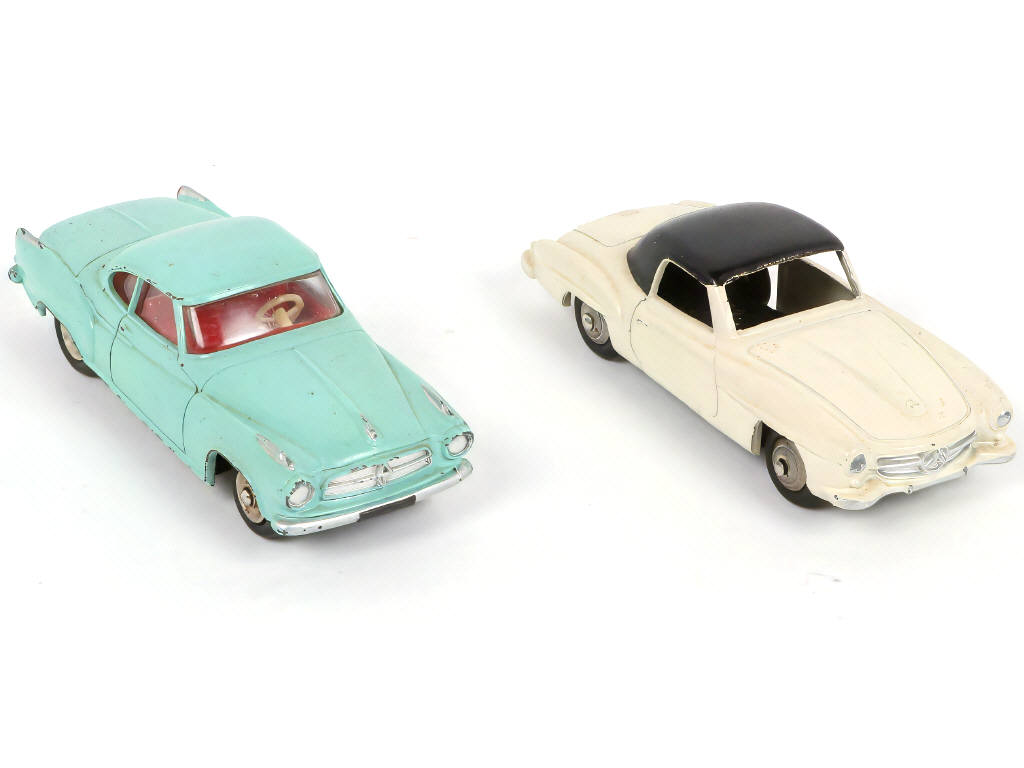 Lot 352 - DINKY TOYS (FRANCE) (3)