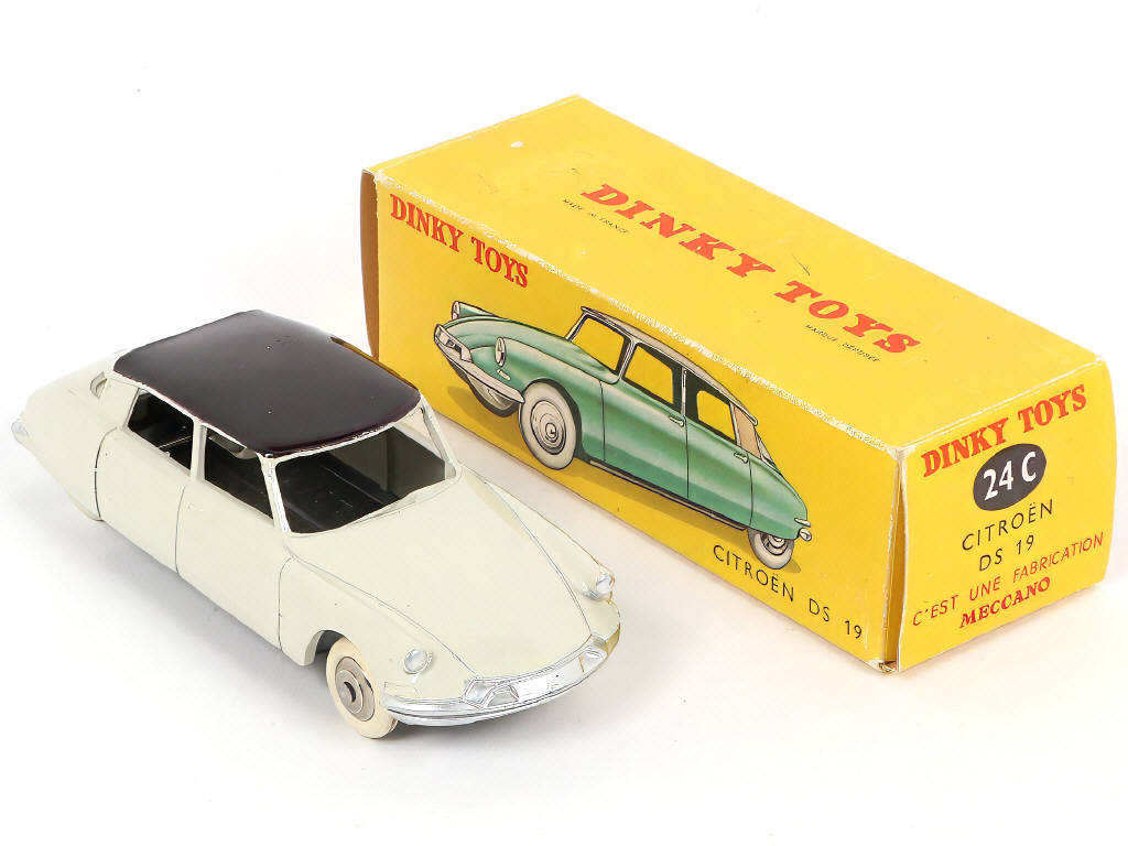 Lot 318 - DINKY TOYS (FRANCE) (1)