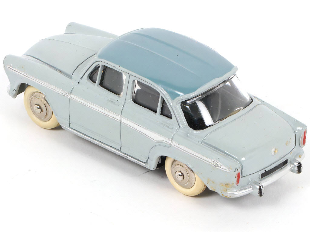 Lot 319 - DINKY TOYS (FRANCE) (1)