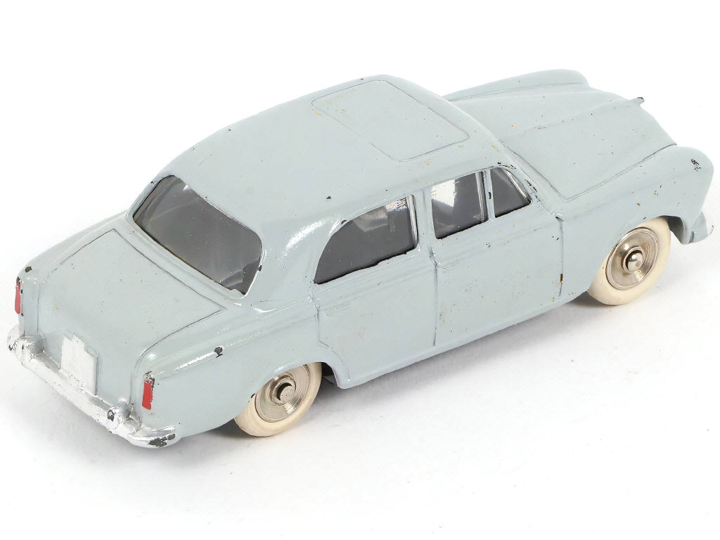 Lot 317 - DINKY TOYS (FRANCE) (1)