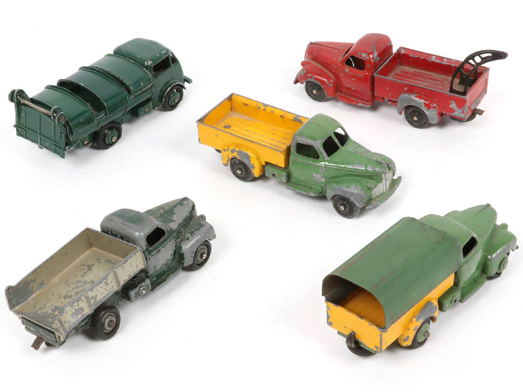 Lot 358 - DINKY TOYS (FRANCE) (5)