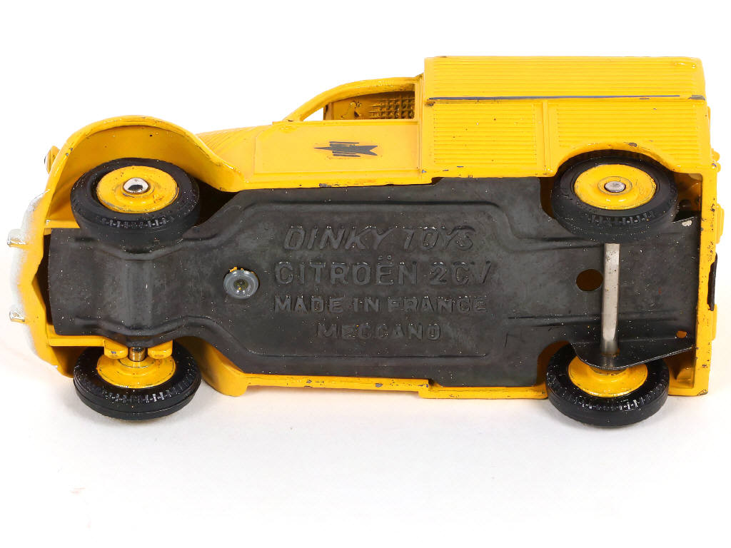 Lot 330 - DINKY TOYS (FRANCE) (1)