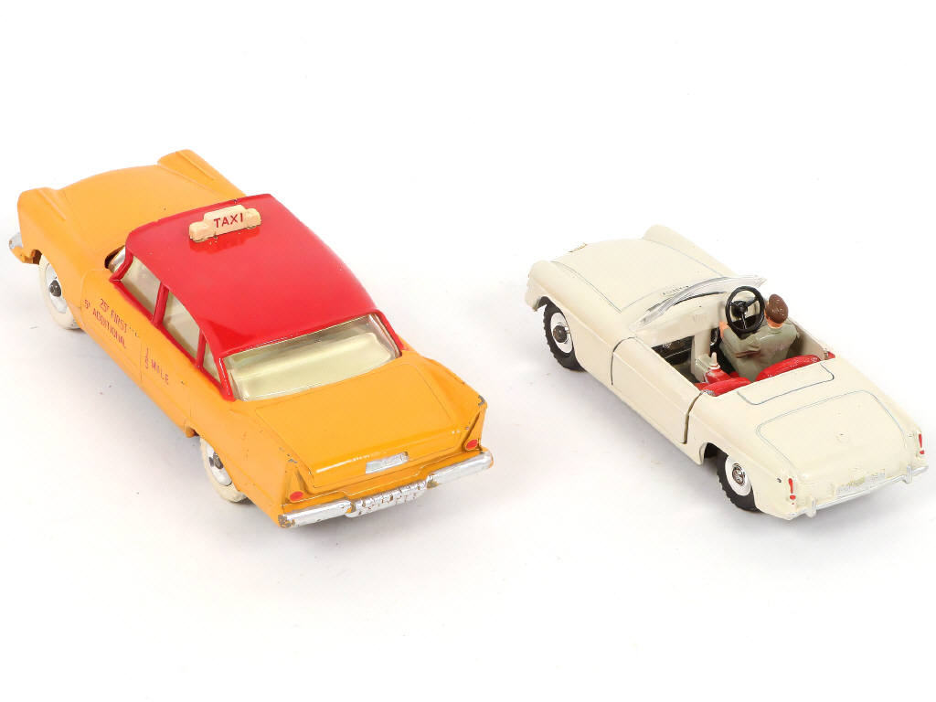 Lot 274 - DINKY TOYS (GB) (2)