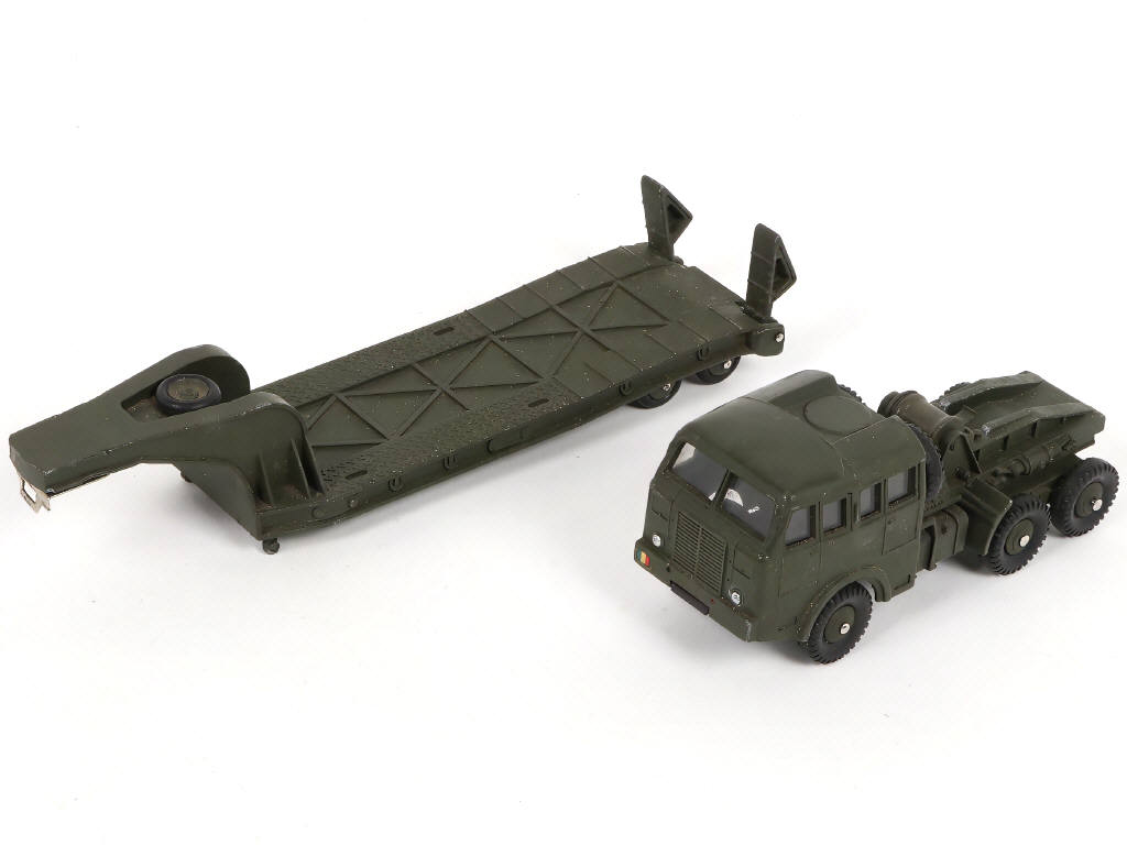 Lot 334 - DINKY TOYS (FRANCE) (1)