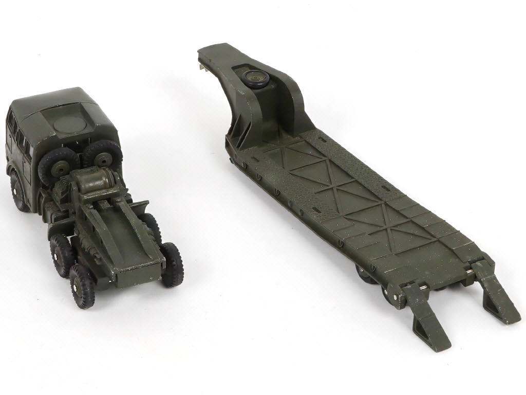 Lot 334 - DINKY TOYS (FRANCE) (1)