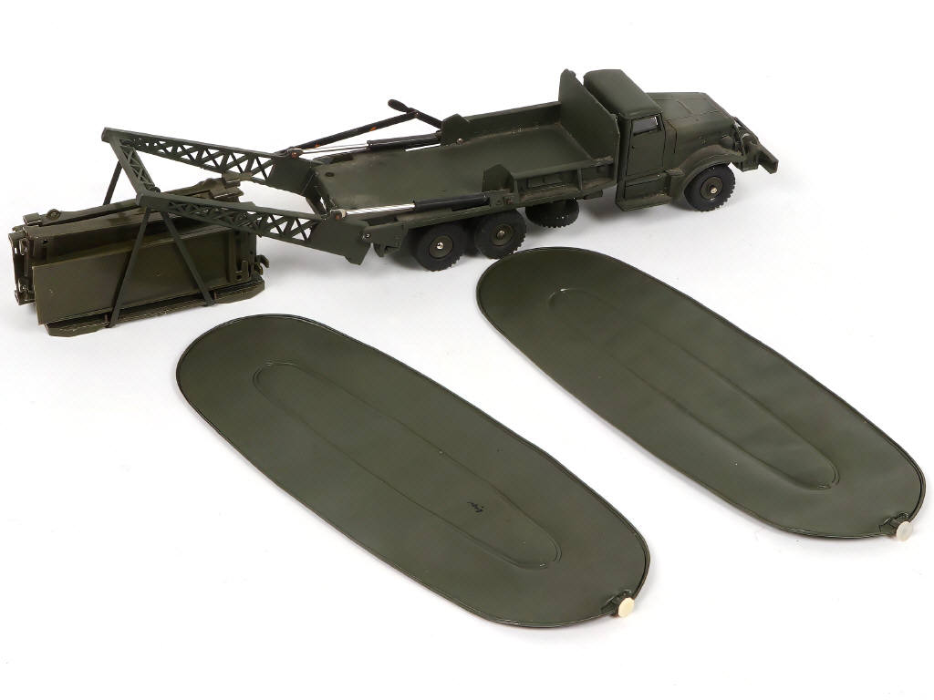 Lot 332 - DINKY TOYS (FRANCE) (1)