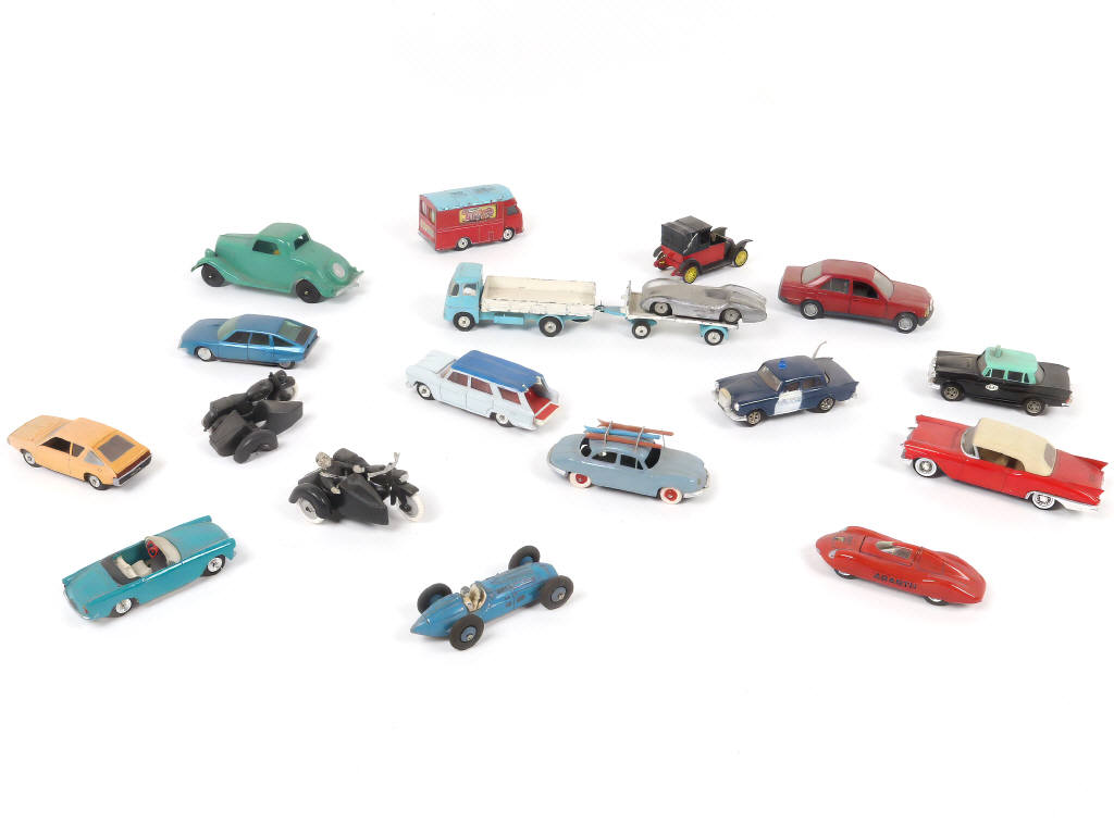 Lot 63 - DIVERS (18)
