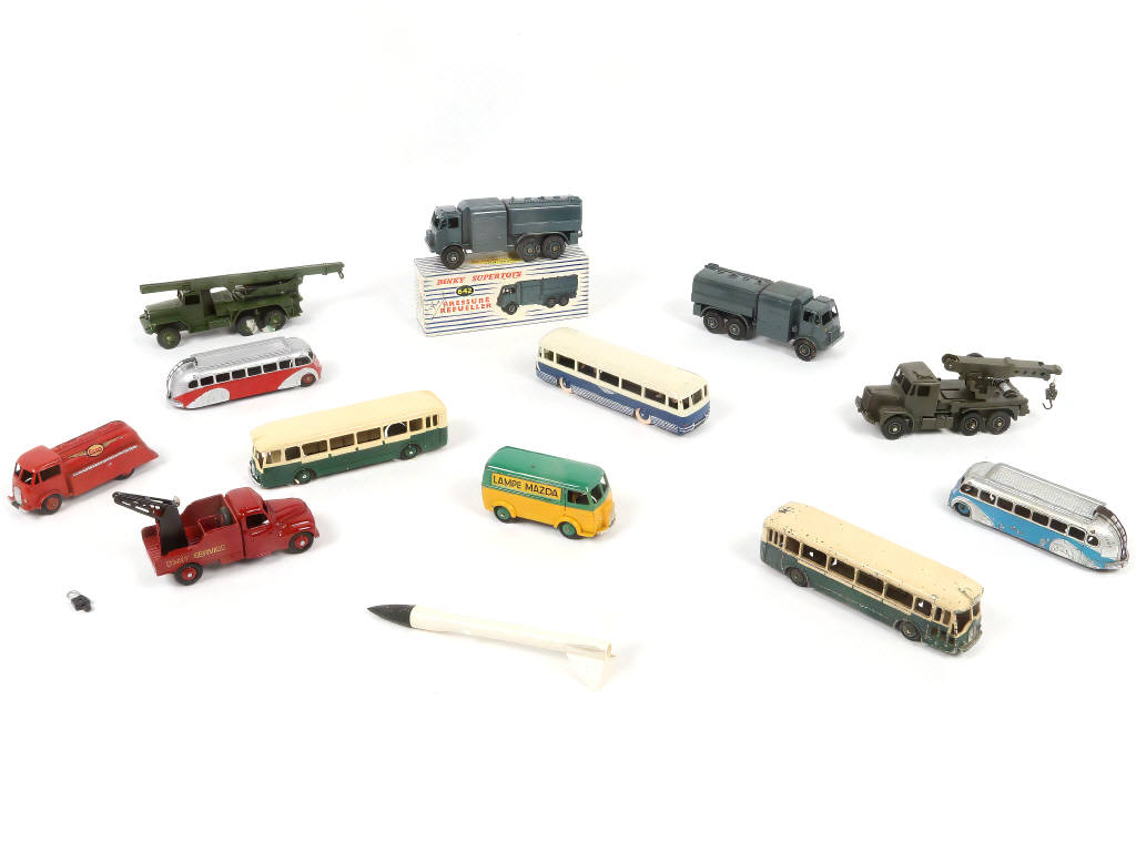 Lot 185 - DINKY TOYS (13)