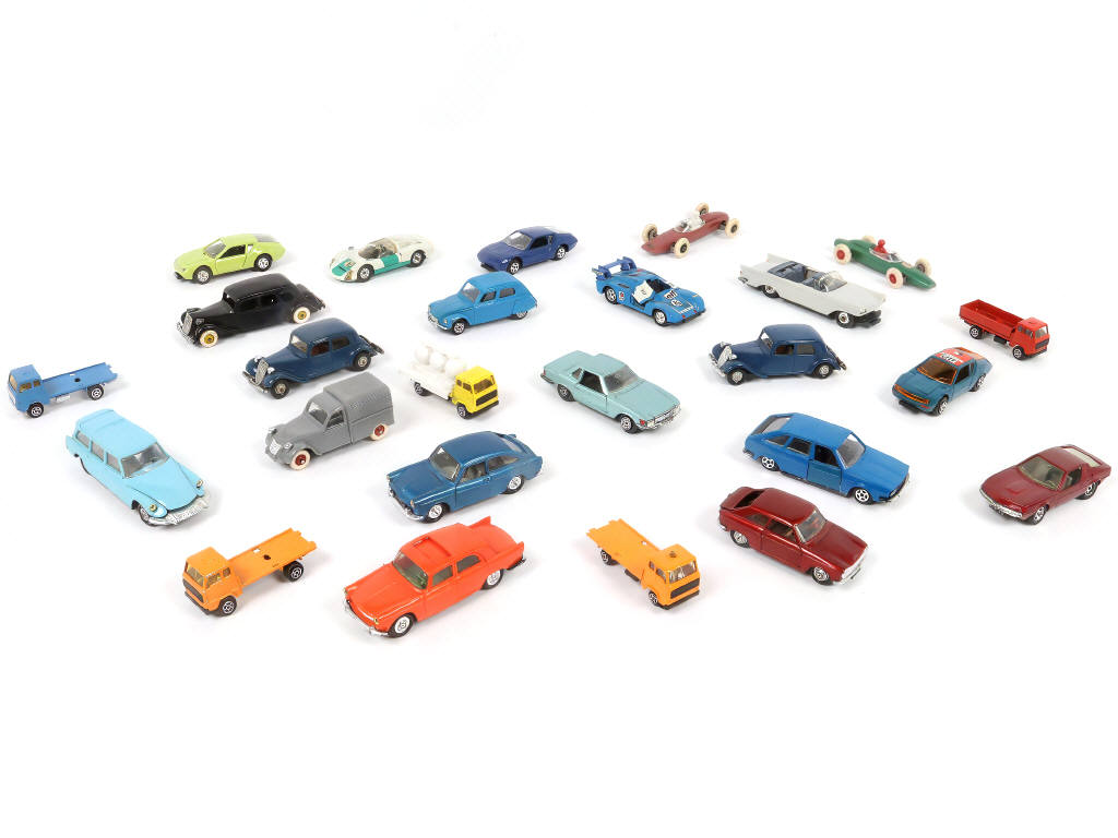 Lot 64 - DIVERS (25)