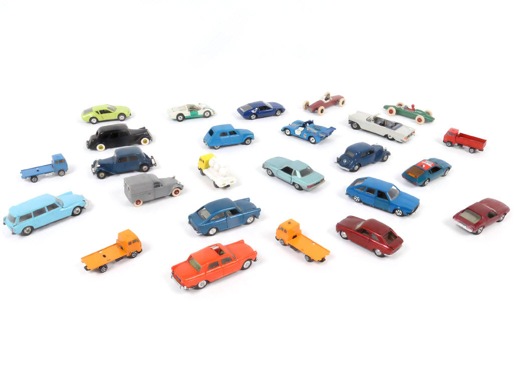 Lot 64 - DIVERS (25)